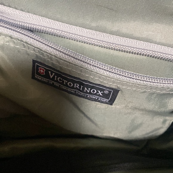 Red Victorinox makers of the original Swiss Army knife - Picture 4 of 9